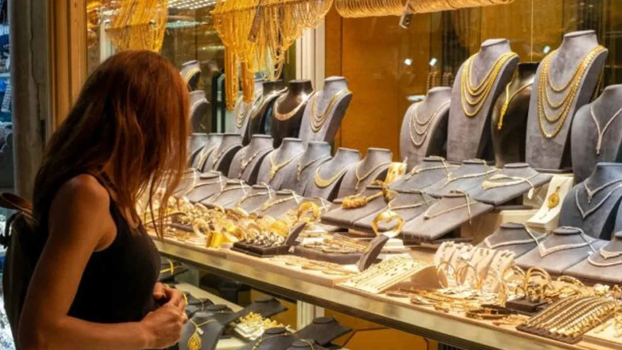 স্বর্ণের দামে বড় লাফ, রোববার থেকে কার্যকর