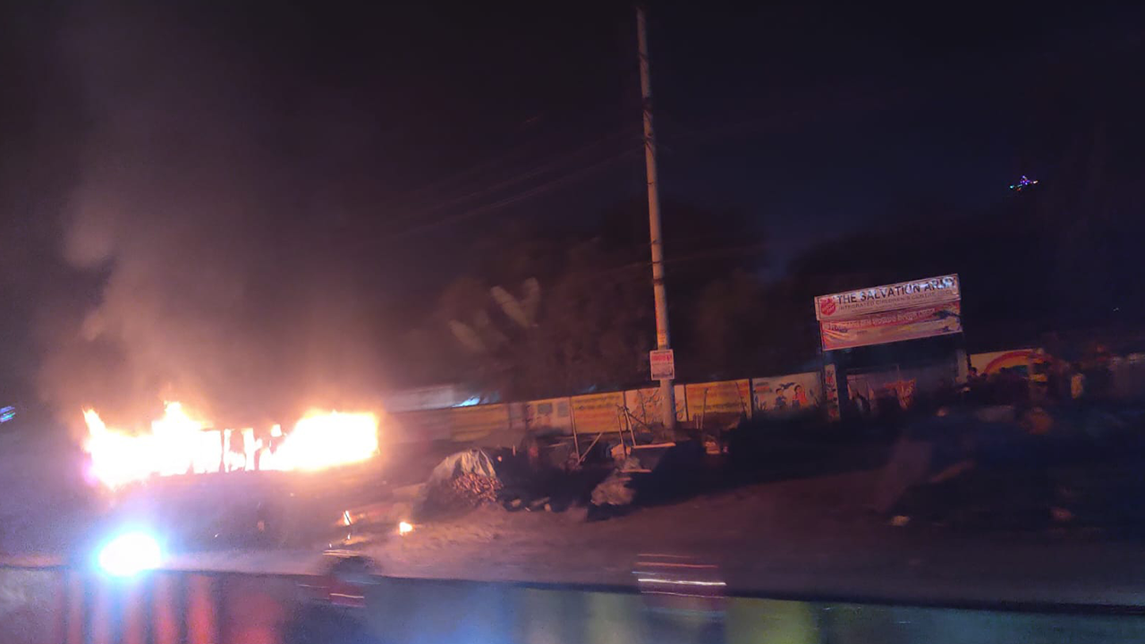 ঢাকা–আরিচা মহাসড়কে বাসে আগুন