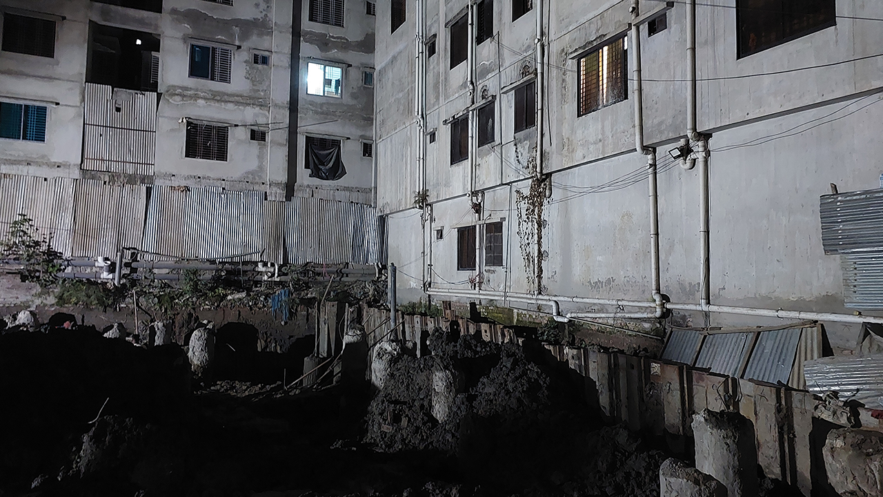 ময়মনসিংহে হেলে পড়েছে ৫ তলা ভবন