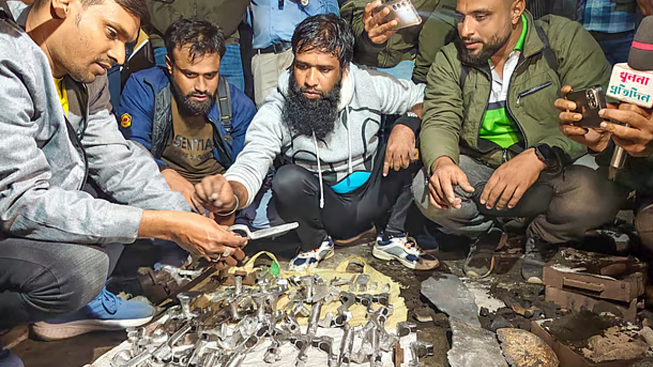 খুলনায় অস্ত্র তৈরির কারখানার সন্ধান, বেরিয়ে এলো আসল ঘটনা