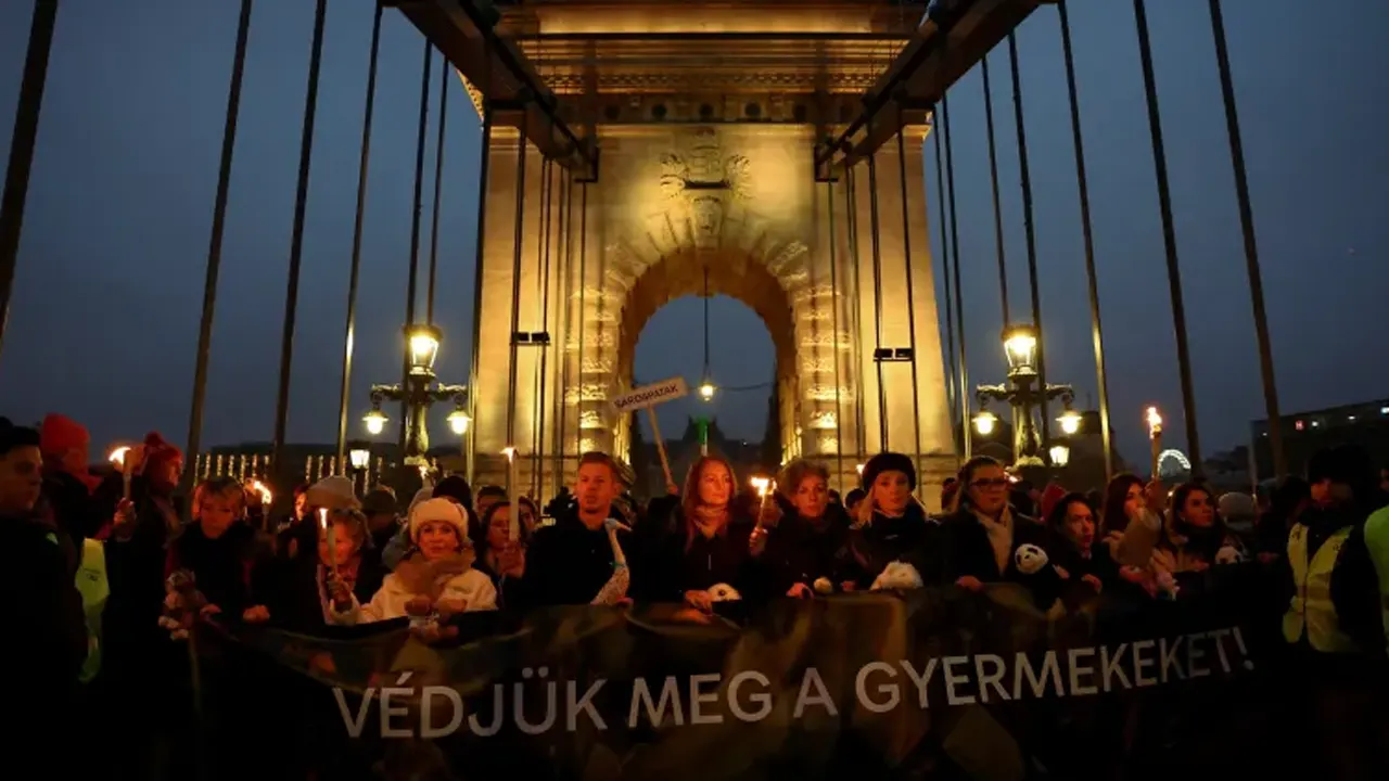 প্রধানমন্ত্রীর পদত্যাগের দাবিতে বিক্ষোভে উত্তাল ইউরোপের এক দেশ