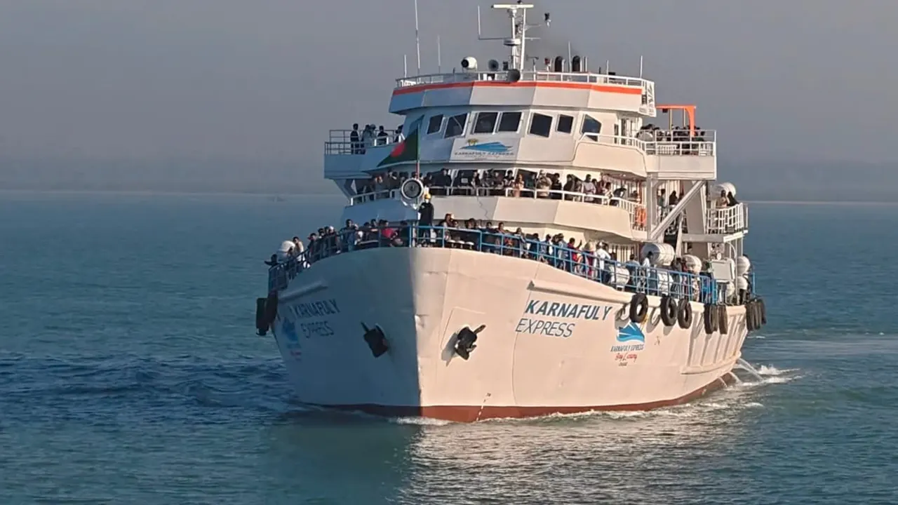 সেন্টমার্টিন যাত্রায় সক্রিয় জালিয়াতি চক্র, টিকিট যেন সোনার হরিণ