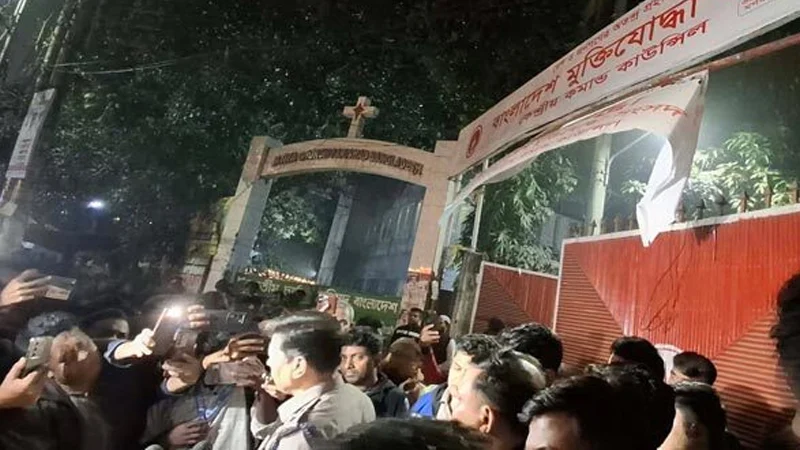 মগবাজারে ফ্লাইওভার থেকে হাত বোমা নিক্ষেপ, যুবক নিহত