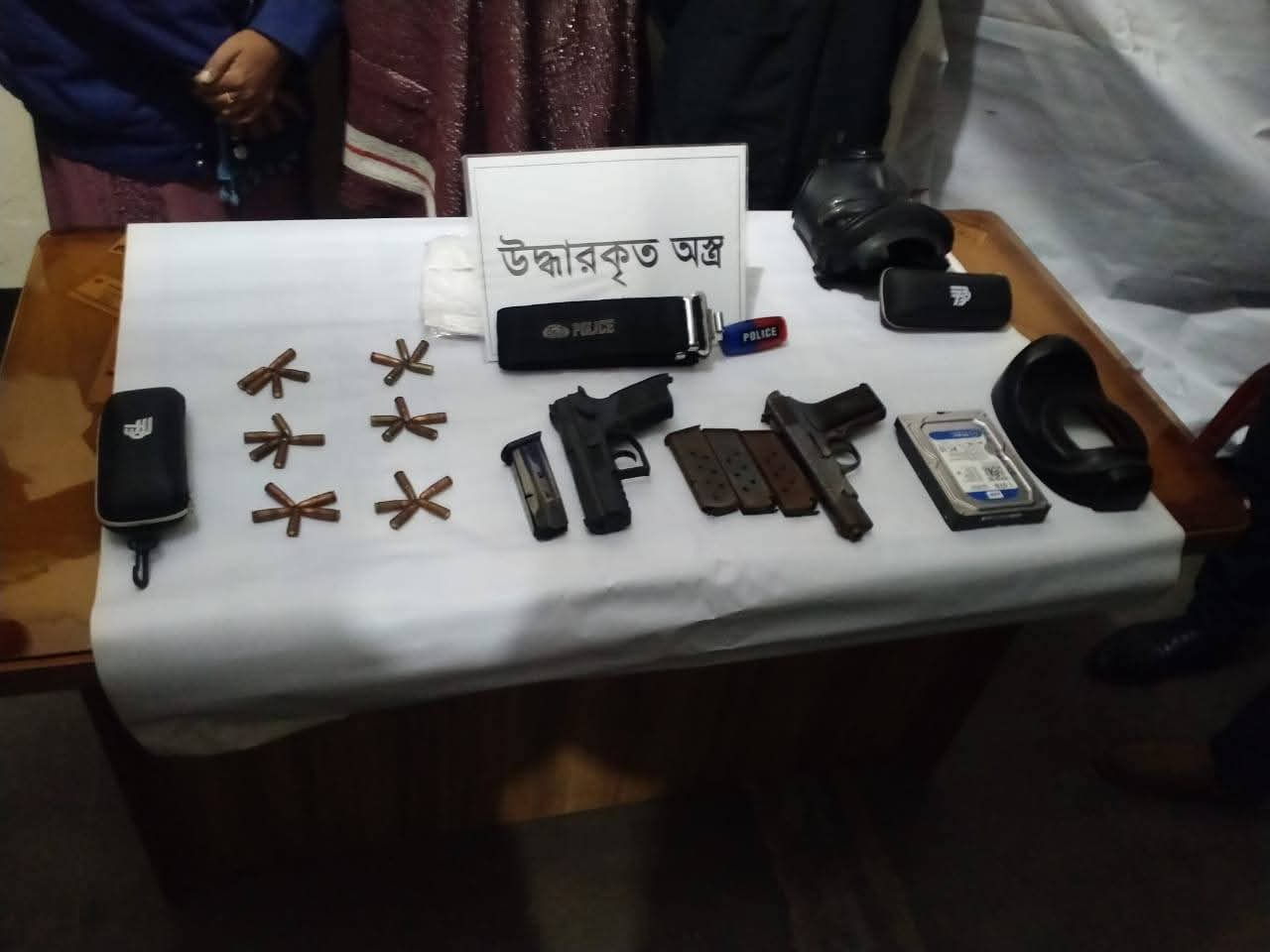 চাঁদপুরে শাহারাস্তি থানা পুলিশের অভিযানে 9 এমএম তরাশ 7.62 পিস্তল ও ৩০ রাউন্ড গুলিসহ দুই আসামি আটক