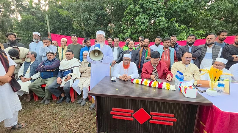 ছেলে শাপলা কলির প্রার্থী, ধানের শীষে ভোট চাইলেন বাবা