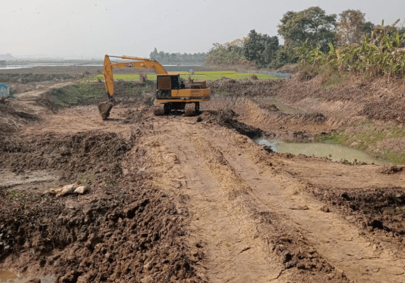 আত্রাইয়ে অবৈধভাবে ভেকু (এক্সকাভেটর) দিয়ে বানিজ্যিক ভাবে কাটা হচ্ছে মাটি