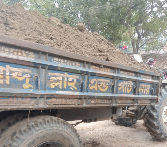 চাঁপাইনবাবগঞ্জের বালিয়াডাঙ্গায় রাতে ও দিনে দুপুরে নদীর বালি মাটি কেটে হরিলুট নিরব প্রশাসন