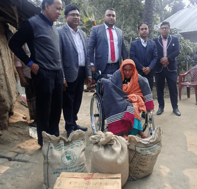 আত্রাইয়ে কারামুক্ত অসহায় বৃদ্ধা পেল মানবিক সহয়তা