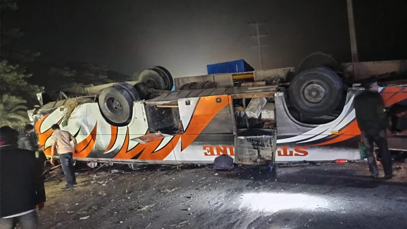 কুমিল্লায় বাস উল্টে নিহত ২, আহত ১৫