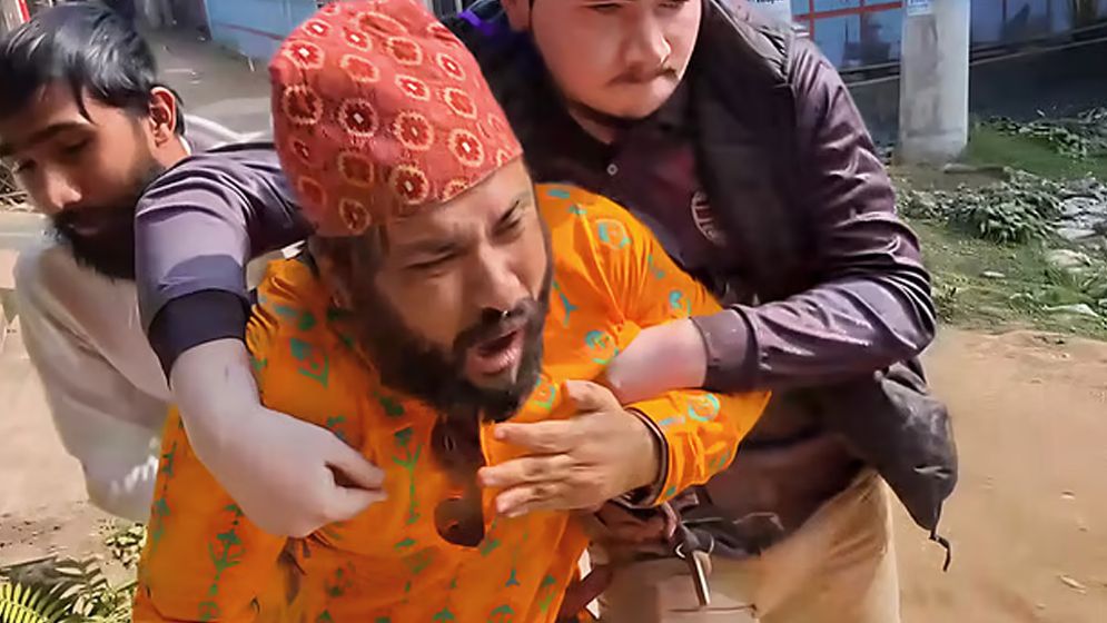 চট্টগ্রাম বিশ্ববিদ্যালয়ে চাকসু নেতাদের হাতে শিক্ষক হেনস্তা