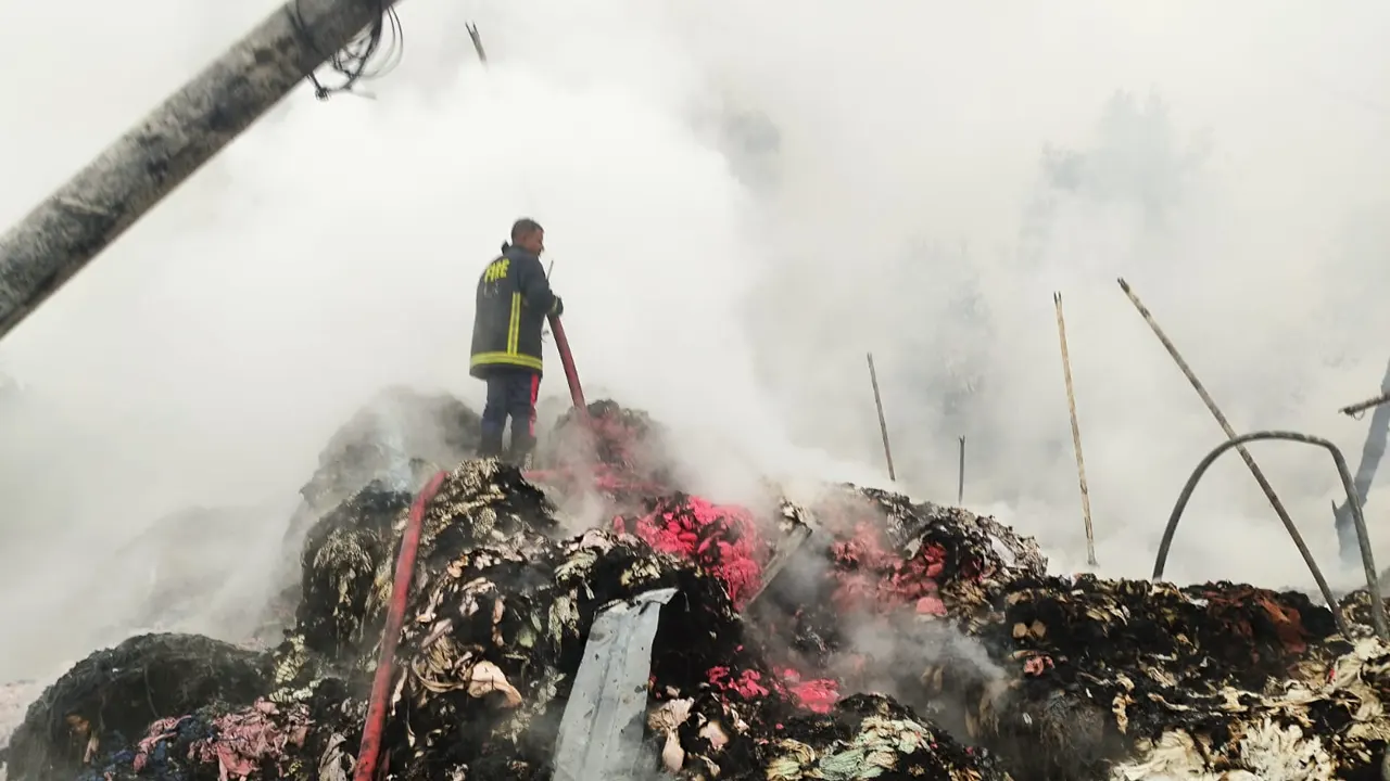 গাজীপুরে ঝুট গোডাউনে ভয়াবহ আগুন