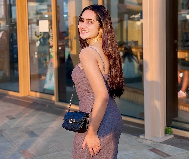 নতুন মাইলফলকে কেয়া পায়েল