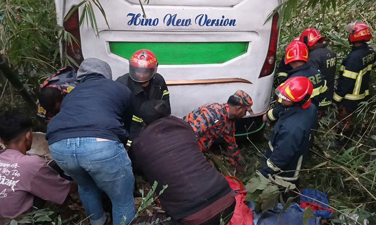 ঢাকা-বরিশাল মহাসড়কে বাসচাপায় নিহত ৬