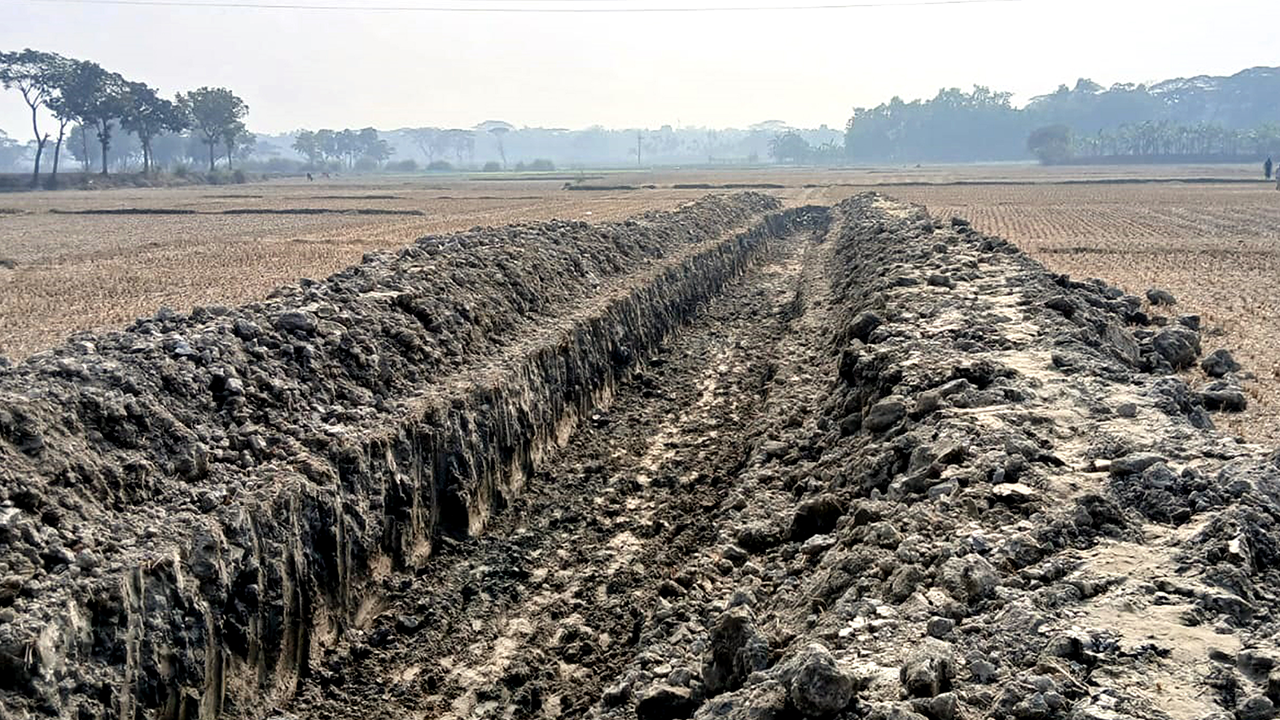 ফসলি জমি কেটে খাল খনন