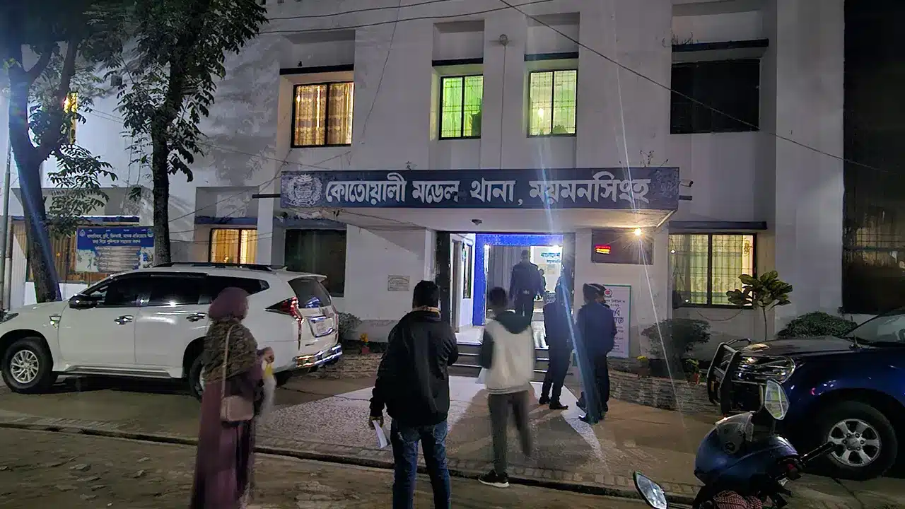 কুপিয়ে হাতকড়াসহ আসামি ছিনতাই, ৫ পুলিশ হাসপাতালে