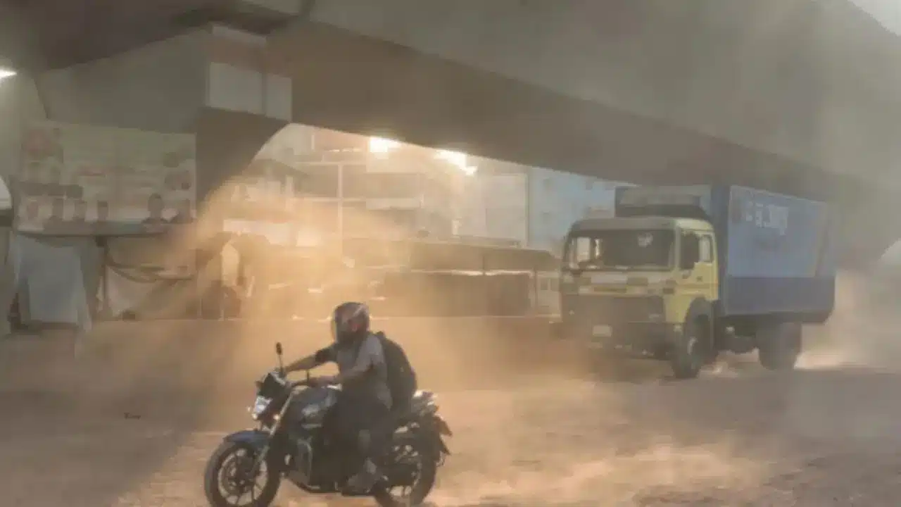 বায়ুদূষণে শীর্ষে দিল্লি, ঢাকার খবর কী