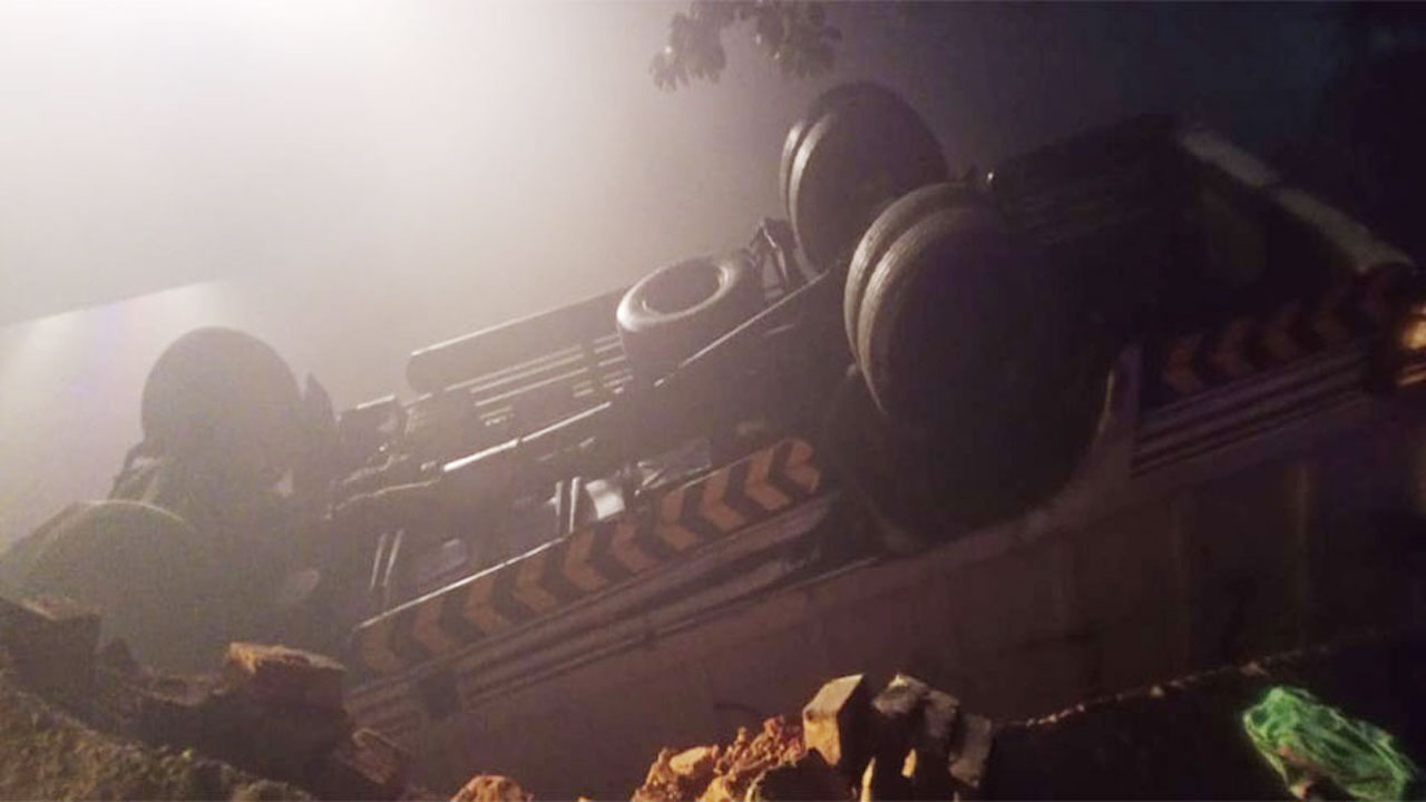 পাকিস্তানে ট্রাক খালে পড়ে পরিবারের ১৪ জন নিহত