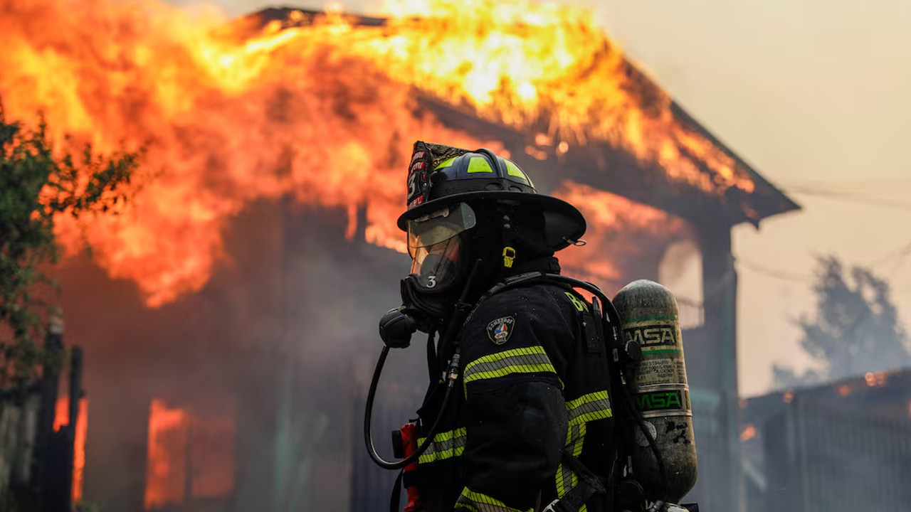 ভয়াবহ দাবানলে নিহত ১৮, বাস্তুচ্যুত ২০ হাজার মানুষ