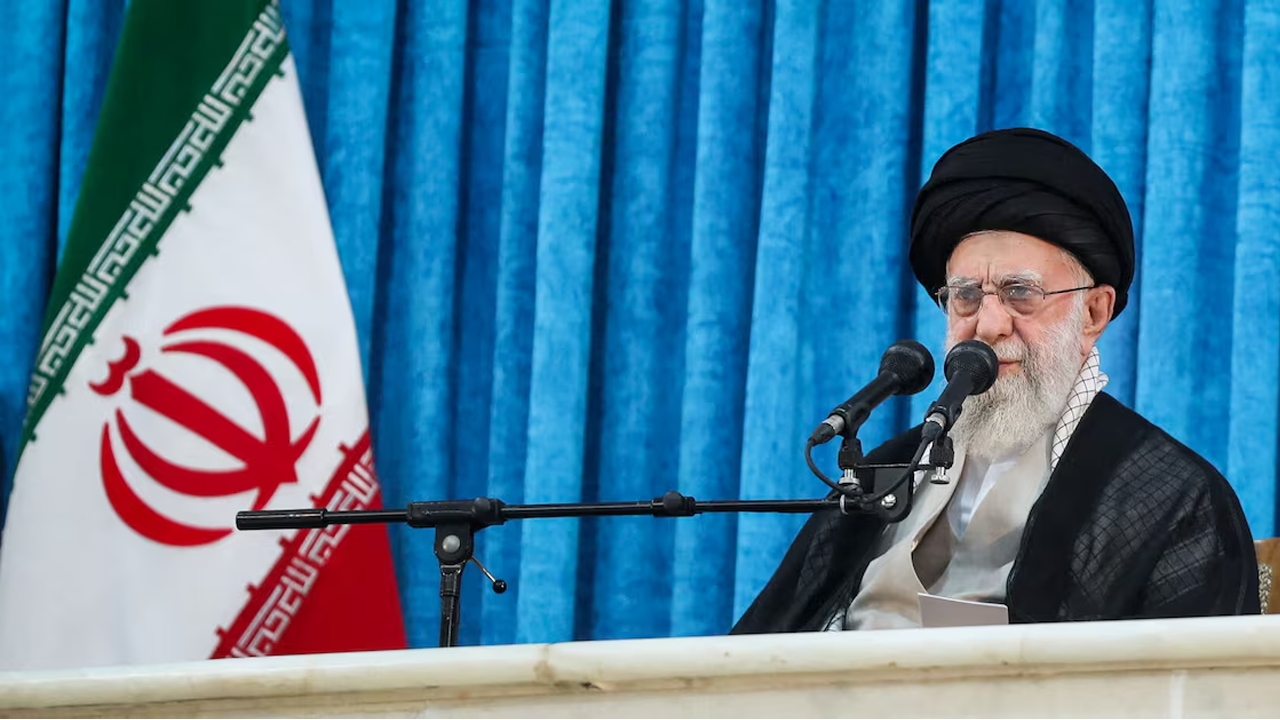 মার্কিন হামলার আশঙ্কায় বাঙ্কারে আশ্রয় নিয়েছেন খামেনি