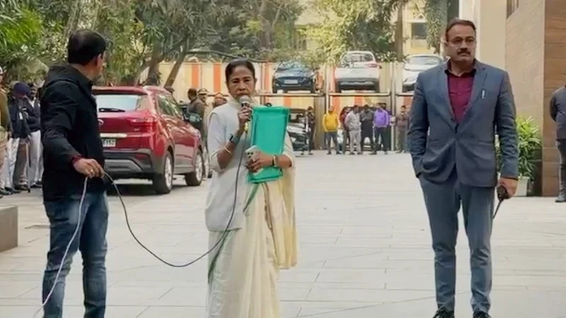 তৃণমূলের পরামর্শক সংস্থায় ইডির অভিযান, ফাইল-হার্ডডিস্ক নিয়ে এলেন মমতা