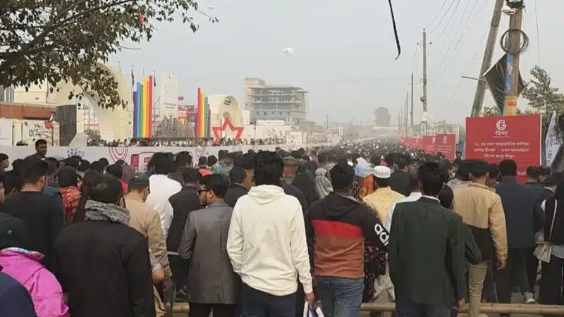 ছুুটির দিনে বাণিজ্য মেলায় উপচে পড়া ভিড়