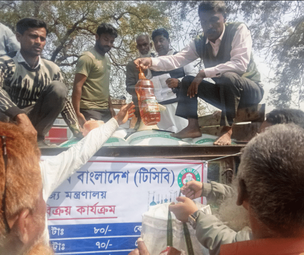 আত্রাইয়ে রমজান মাস উপলক্ষ্যে ভ্রাম্যমাণ টিসিবির পণ্য বিক্রয়