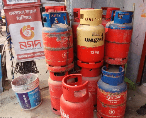 আত্রাইয়ে এলপিজি গ্যাস সংকট বাড়তি দামে বিক্রি হচ্ছে সিলিন্ডার