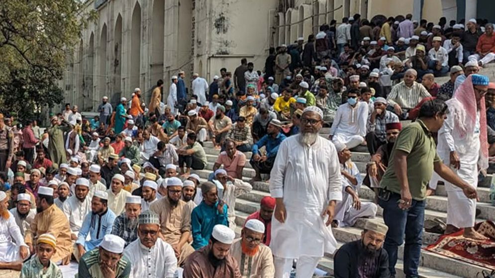 রমজানের প্রথম জুমায় বায়তুল মোকাররমে মুসল্লিদের ঢল