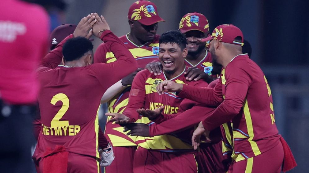 ইংল্যান্ডকে হারিয়ে এগিয়ে গেল উইন্ডিজ