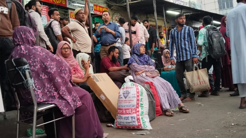 ঈদের মতো ভিড় টার্মিনালে, রিকুইজিশনে বাস সংকট