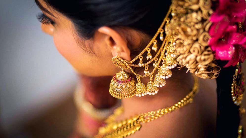 দেশের বাজারে স্বর্ণের বড় দরপতন, এখন ভরি কত?