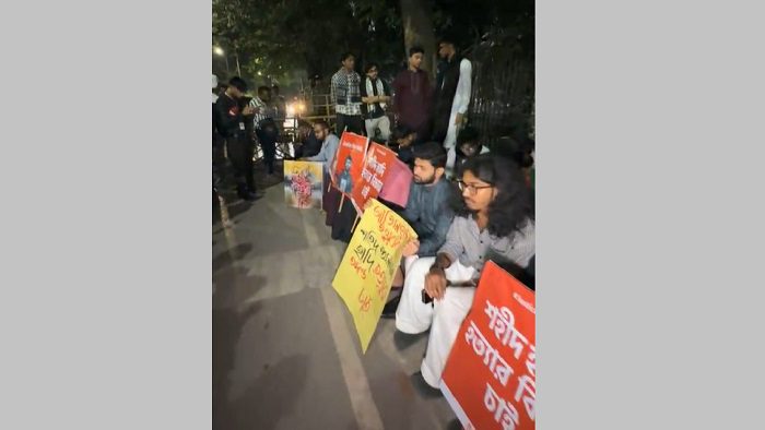 হাদি হত্যার বিচারের দাবিতে যমুনার সামনে ইনকিলাব মঞ্চের অবস্থান