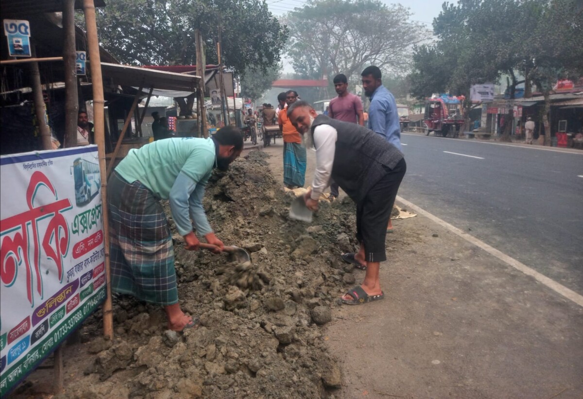 ফুকরা স্ট্যান্ডে অটোভ্যান রাখার স্থান ও জনসাধারণের চলাচলের রাস্তায় মাটি ভরাট