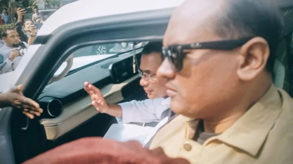 জুমার নামাজে যাওয়ার পথে এলাকাবাসীর সঙ্গে তারেক রহমানের কুশল বিনিময়