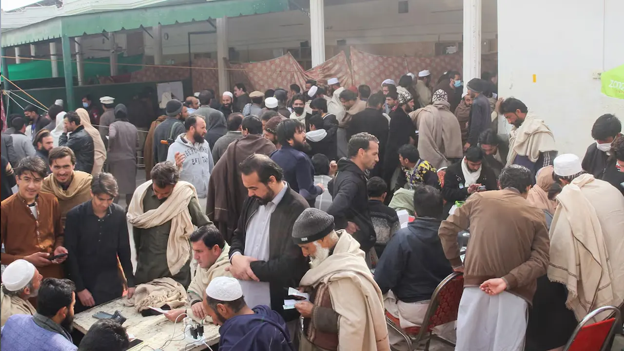 পাকিস্তানে সামরিক অভিযানের আশঙ্কা, পালাচ্ছেন হাজারো বাসিন্দা