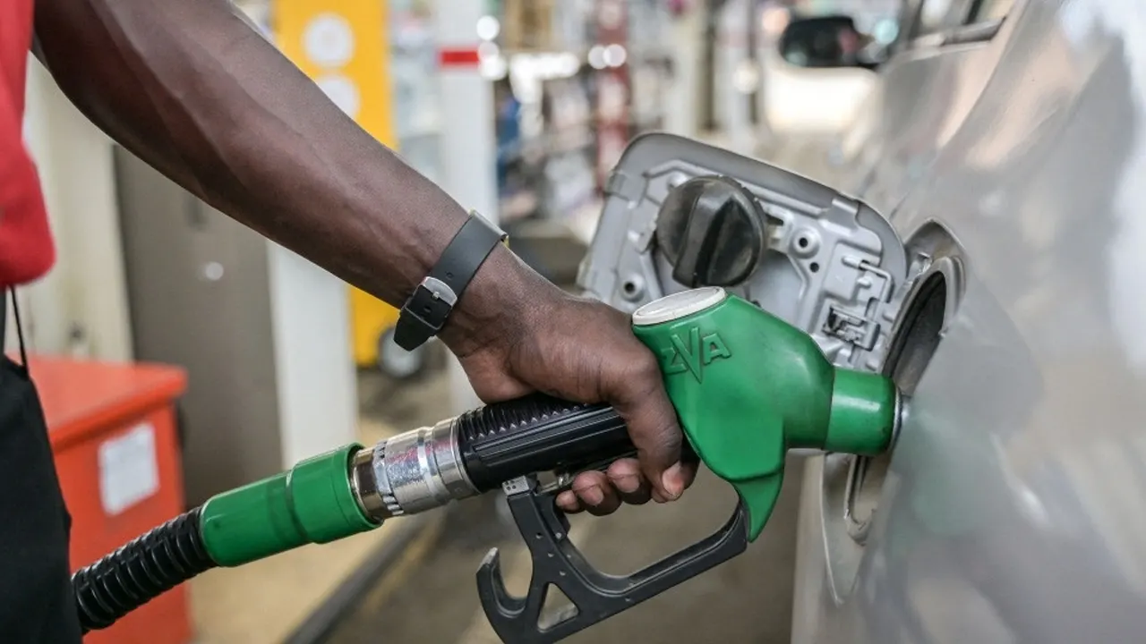 আরও কমিয়ে জ্বালানি তেলের নতুন দাম নির্ধারণ