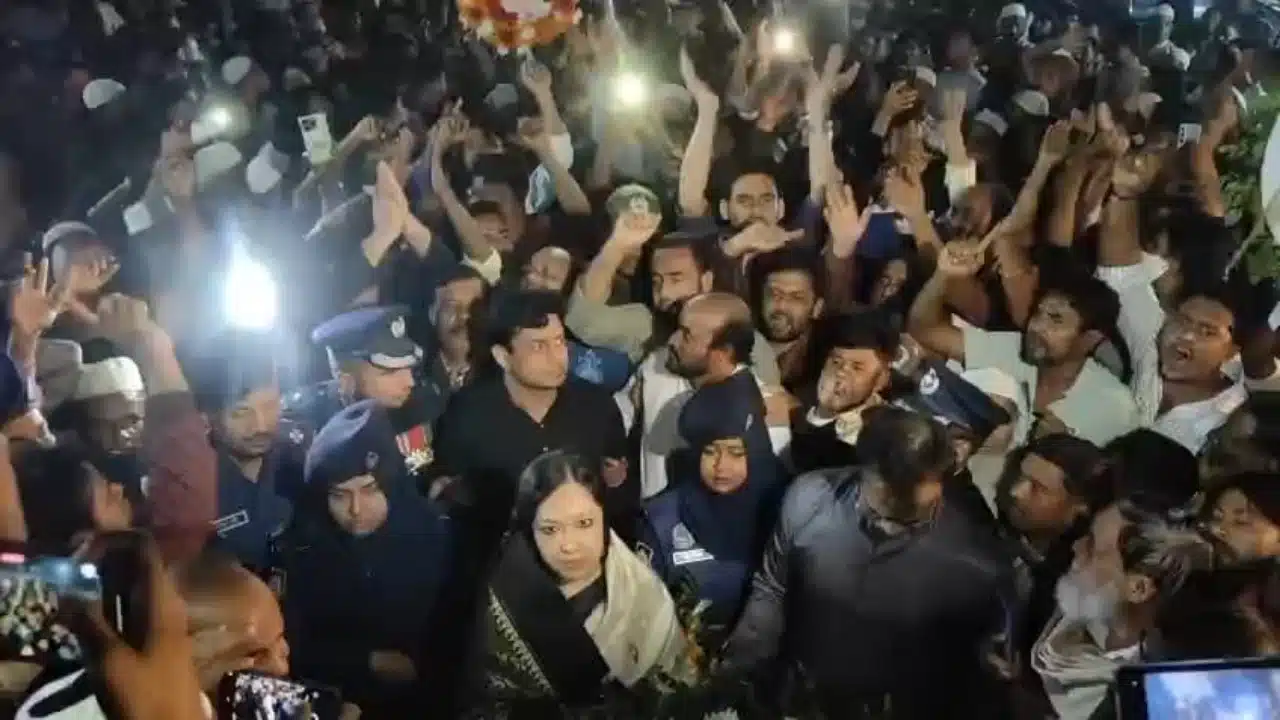 শহীদ মিনারে রুমিন ফারহানাকে বাধা, মহাসড়ক অবরোধ