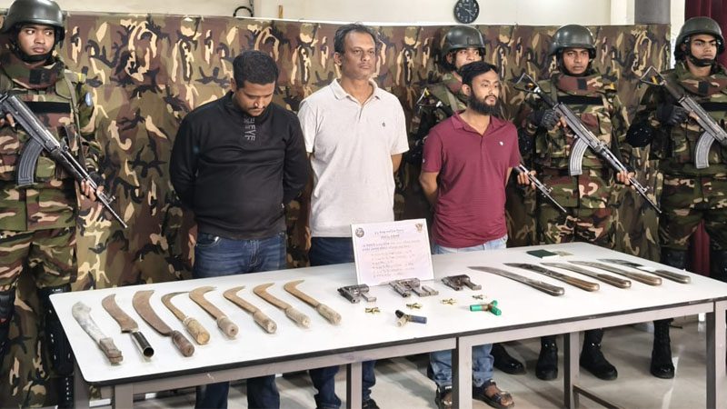 পিস্তল ও গোলাবারুদসহ স্বেচ্ছাসেবক দলের নেতাসহ গ্রেপ্তার ৩