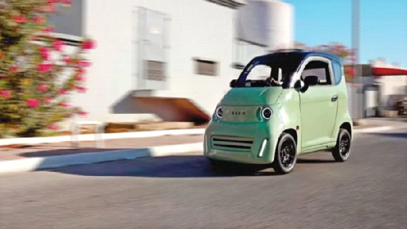 সূর্যের শক্তিতে চলে খুদে গাড়ি