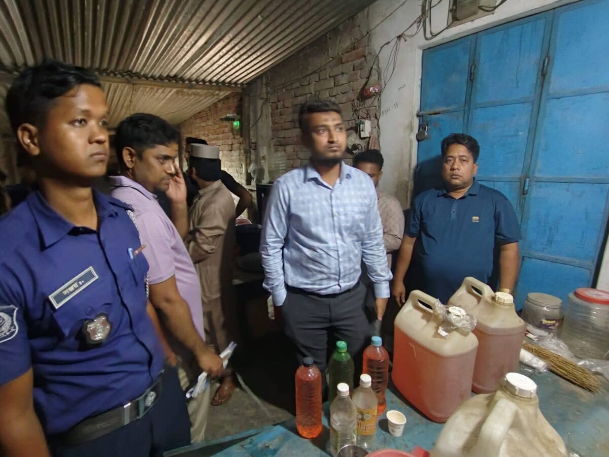 চাঁপাইনবাবগঞ্জে অবৈধভাবে অকটেন মজুদ ও বিক্রি করায় ভোক্তা অধিকারের অভিযান