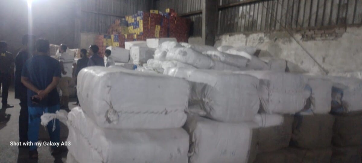 বেনাপোল বন্দরে মিথ্যা ঘোষনা বহির্ভূত ৬ কোটি টাকার পণ্য আটক