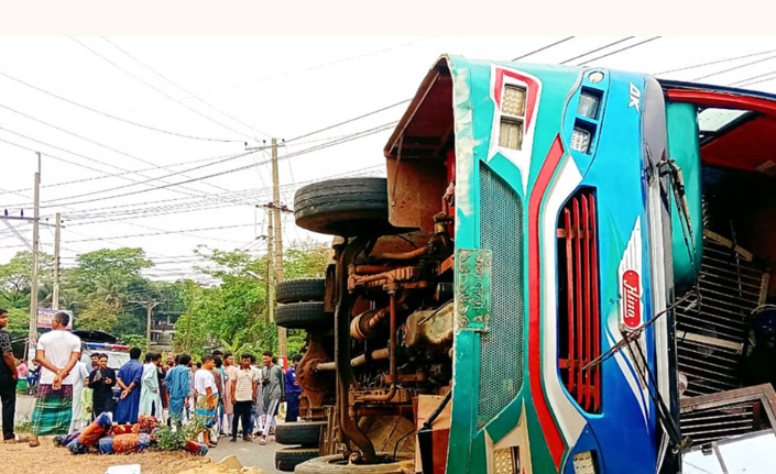 চট্টগ্রাম-কক্সবাজার মহাসড়কে বাস উল্টে নিহত ২, আহত ১০