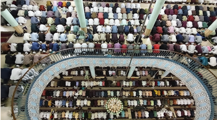 ধর্মীয় ভাবগাম্ভীর্য ও উৎসবমুখর পরিবেশে দেশজুড়ে পবিত্র ঈদুল ফিতর উদযাপন