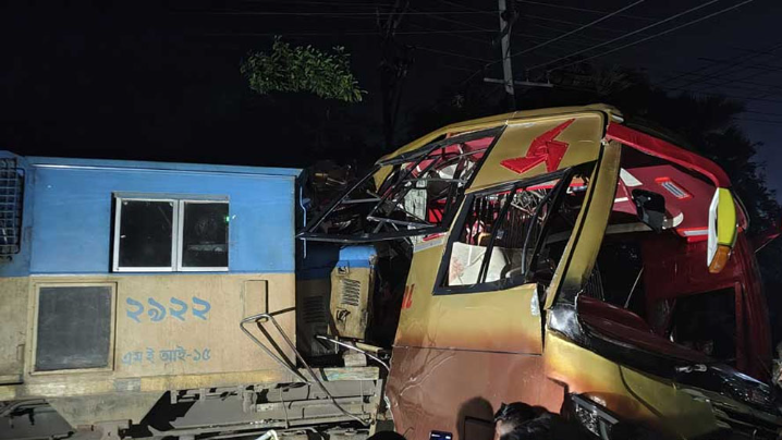 কুমিল্লায় ট্রেন-বাস সংঘর্ষে নিহত ১২, আহত ৮