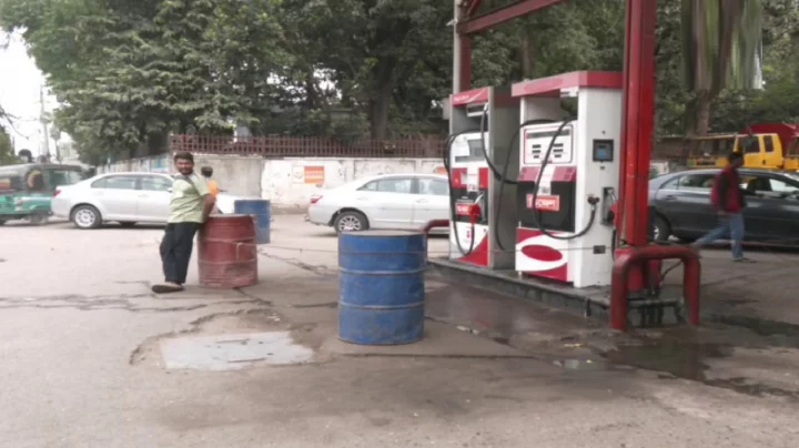 মিলছে না তেল, পাম্পে পাম্পে আশায় ঘুরছে গাড়ি