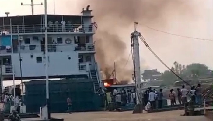 পাটুরিয়ায় ফেরিতে আগুন, যাত্রীদের মাঝে আতঙ্ক