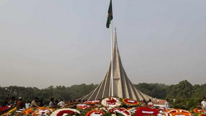 জাতীয় স্মৃতিসৌধে বীর শহীদদের শ্রদ্ধা জানাচ্ছে জাতি