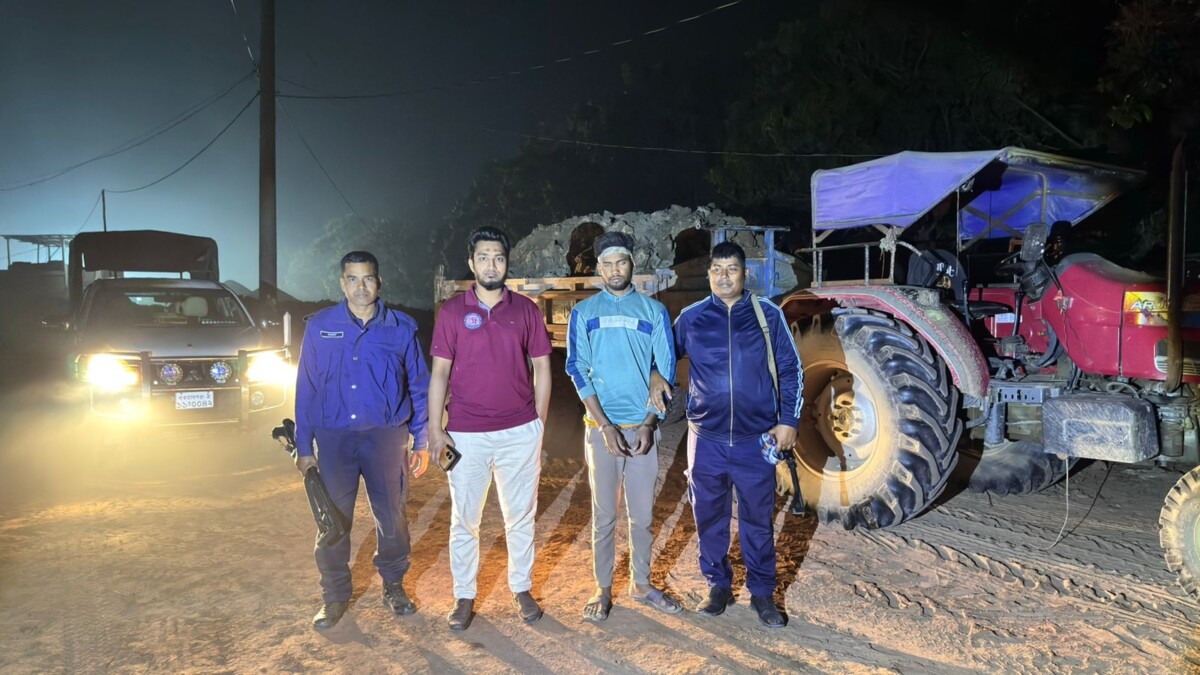 চাঁপাইনবাবগঞ্জে মধ্যরাতে রাতে পদ্মা কেটে নিয়ে যচ্ছে ভাটা মালিকরা