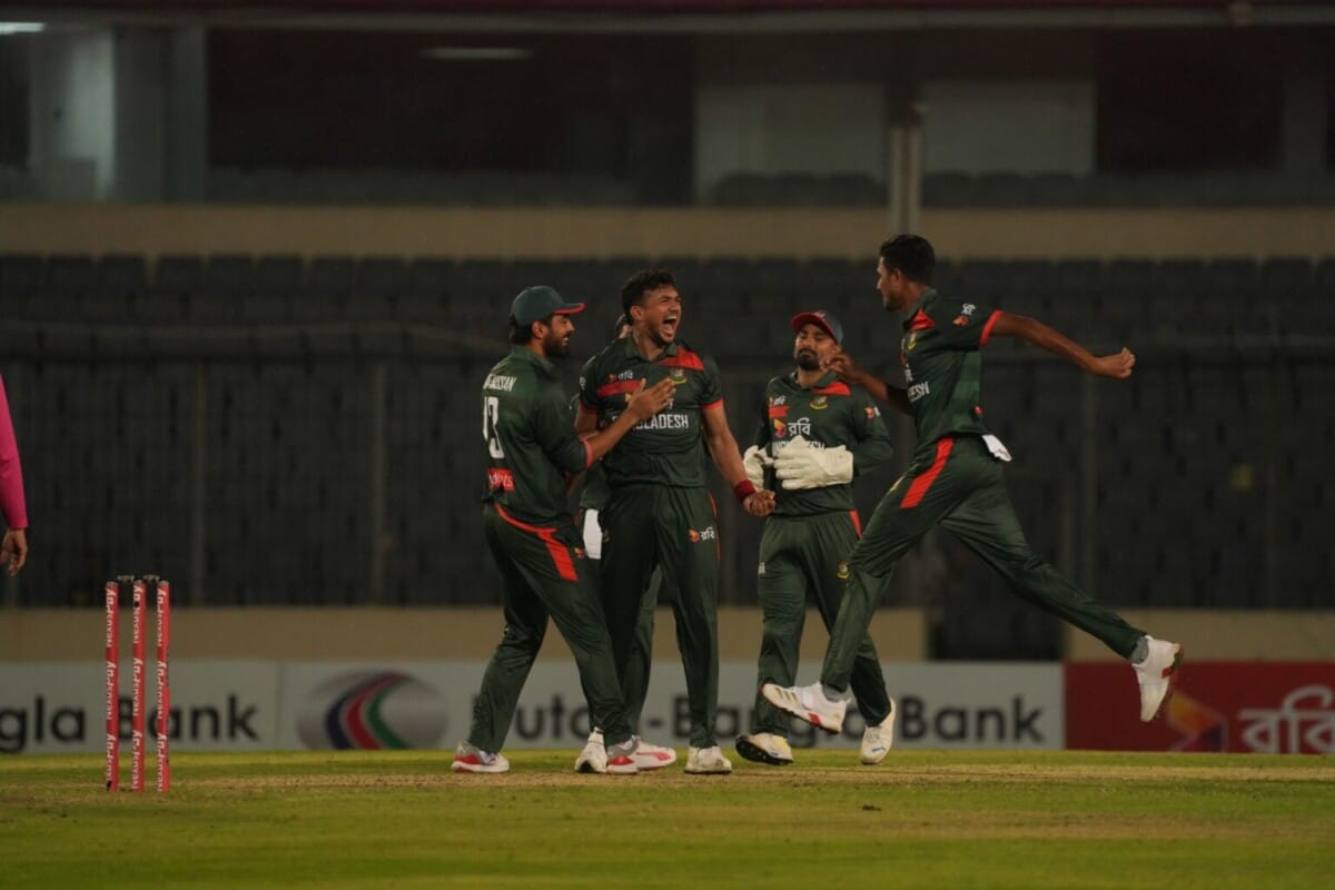 রুদ্ধশ্বাস লড়াইয়ে পাকিস্তানকে হারিয়ে সিরিজ জিতল বাংলাদেশ