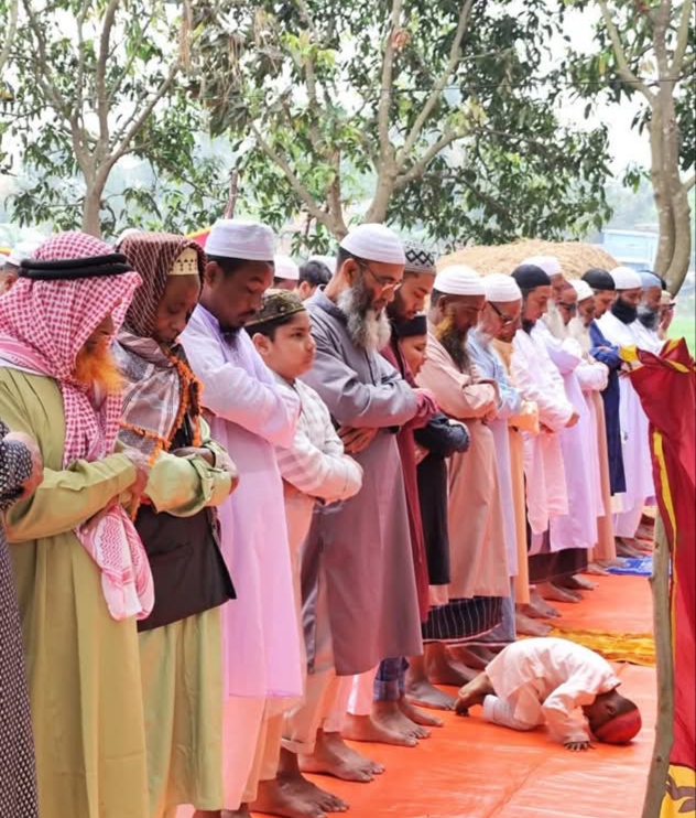 নওগাঁর পত্নীতলায় সৌদির সঙ্গে মিল রেখে  ঈদের জামাত অনুষ্ঠিত।
